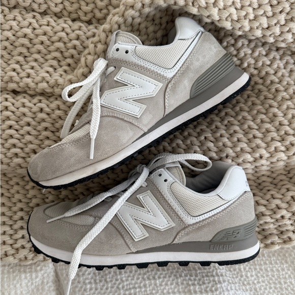 New Balance 574 Size 9 Women’s Sneakers - Picture 1 of 3